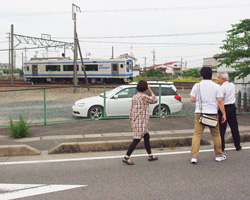 伊勢鉄道の車両が通過していった。