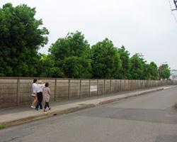 東亜紡時代から残る長い壁。